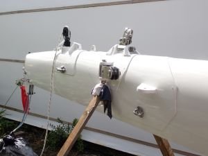 der Mast ist lackiert und die Beschläge sind wieder dran