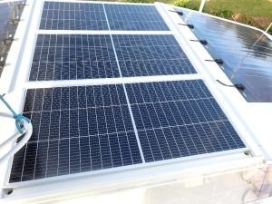 neue Solarpanels auf dem Cockpit Dach