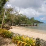 am schönen Strand gelegen