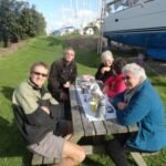 beim Kaffee und Kuchen mit Freunden