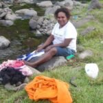 beim Wäschewaschen am Fluß