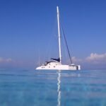 Belena ankert auf klarem Wasser