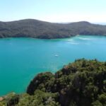 Belena ankert in der Pekapeka Bay
