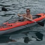 Benno fährt mit dem Kayak an Land