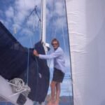 Benno packt das Großsegel ein