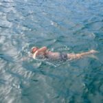 Benno traut sich schon ins kühle Nass