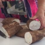 Cassava wird klein gehackt