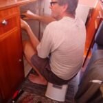 der alte Kühlschrank wird ausgebaut