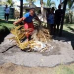 der Lovo - Erdofen - wird abgedeckt