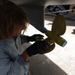 der Propeller wird mit Antifouling gestrichen