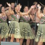 die Frauen tanzen und singen versöhnlicher