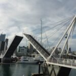 die Fußgängerbrücke in der Viaduct Marina Auckland