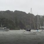 die Nachbarlieger schaukeln in den Wellen