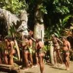 die Tänzer vor dem Tamtam