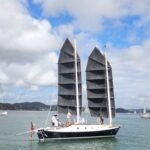 ein Junk-Rigg-Boot macht sich für die Regatta bereit