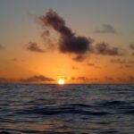 erster Sonnenuntergang auf dem Weg ins Beveridge Reef