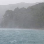 es regnet Bindfäden und weht ordentlich