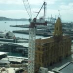 Ferrybuildung umgeben von Kränen