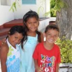 fröhliche polynesische Kinder