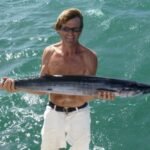 glücklicher Angler mit Wahoo