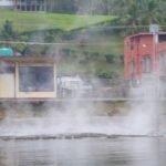 heiße Quellen am Ufer