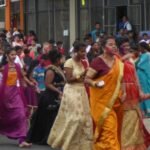 in farbenfrohen Gewändern