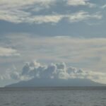 Insel mit Wolkenhäubchen