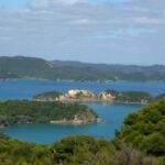 kahler, leuchtender Felsen