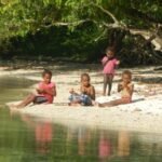 Kinder spielen am Fluss