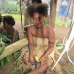 Kochbanane wird geschält