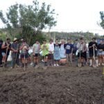 man macht sich bereit, das Essen auszugraben