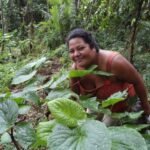 Maria mit Yaqona Pflanze