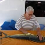 nun wird ihm der Kittel ausgezogen