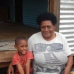 Oma und Enkel auf Yadua Island