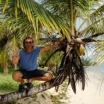 Palmen-Strand und Kokosnüsse