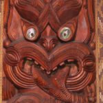 Schnitzerei im Whare Runanga