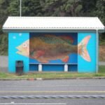 schön bemalte Bushaltestelle