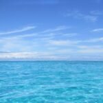 schönes blaues, klares Wasser