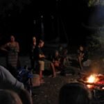 sitzen ums Lagerfeuer