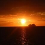 Sonnenuntergang mit Kreuzfahrtschiff