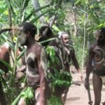 und bemaltem Körper