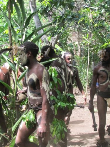 und bemaltem Körper