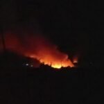 und nachts sieht man den Feuerschein