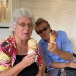 wir genießen unser Eis dort